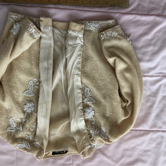 Beautiful vintage sweater- probably 70 yrs old— very good condition- - Picture 10 of 10